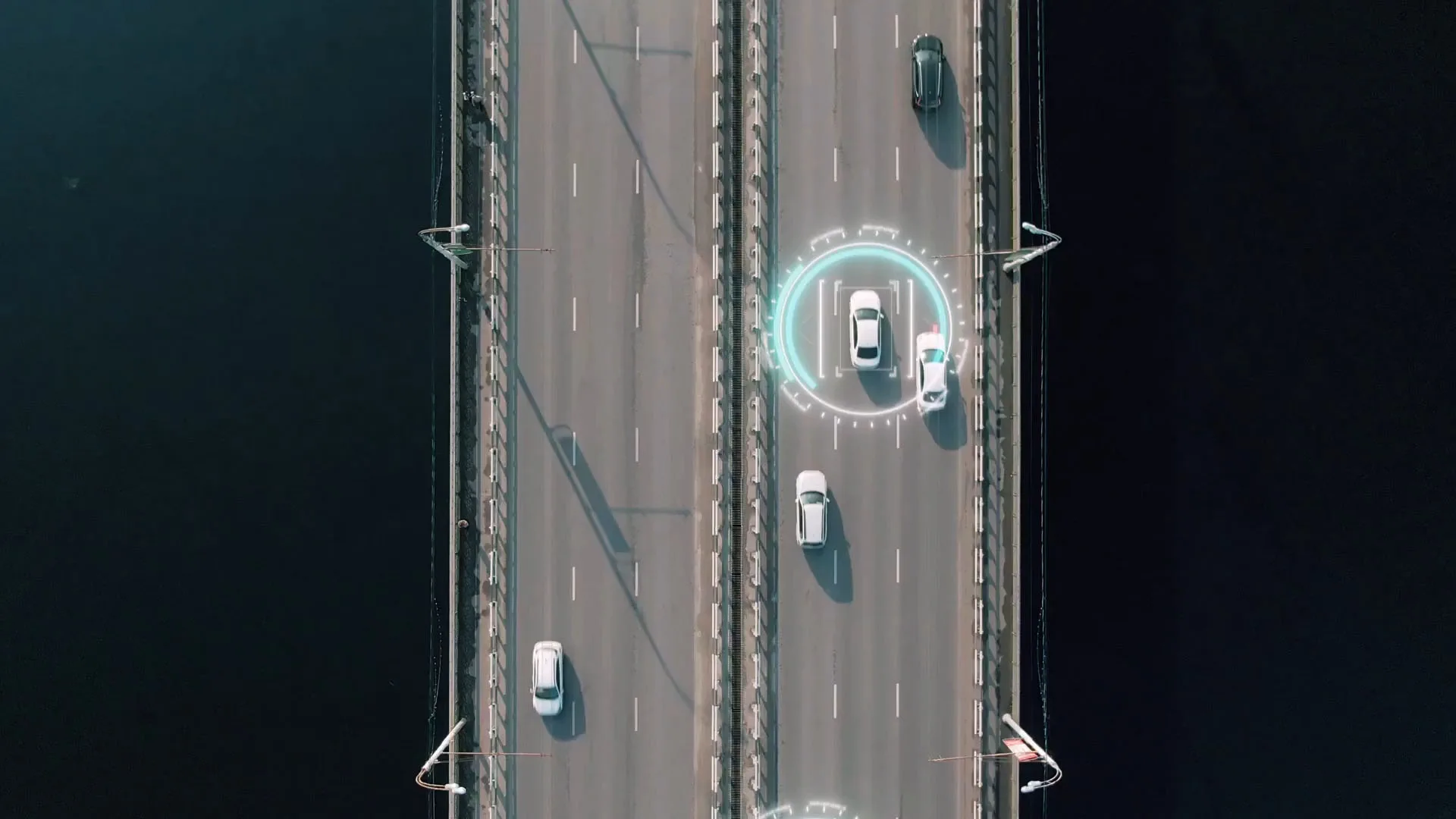 Auto con sensori di guida autonoma su un'autostrada vista dall'alto