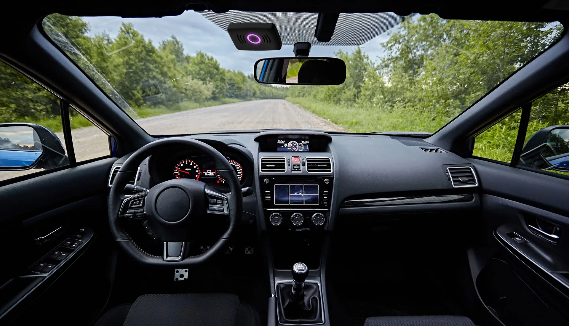 Interno auto: volante e strada vista dal parabrezza con dispositivo LIVE.