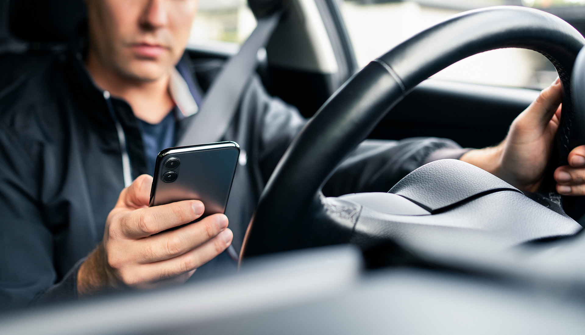alla guida con lo smartphone