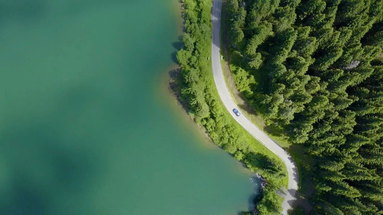 Auto che percorre una strada panoramica