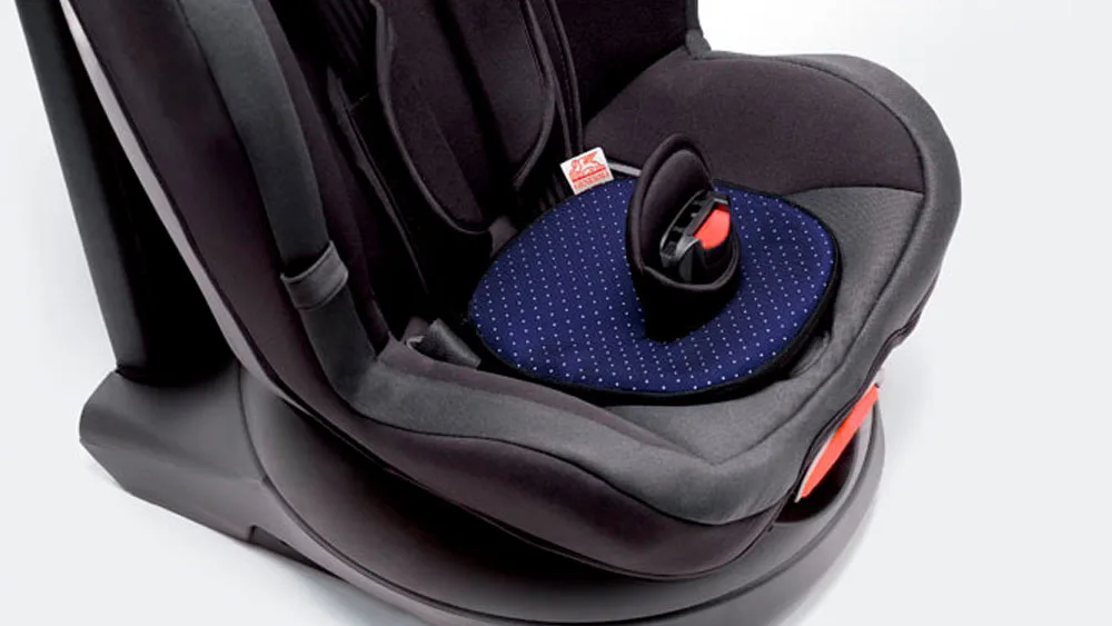 Seggiolino auto con cuscino anti-abbandono per bambini.